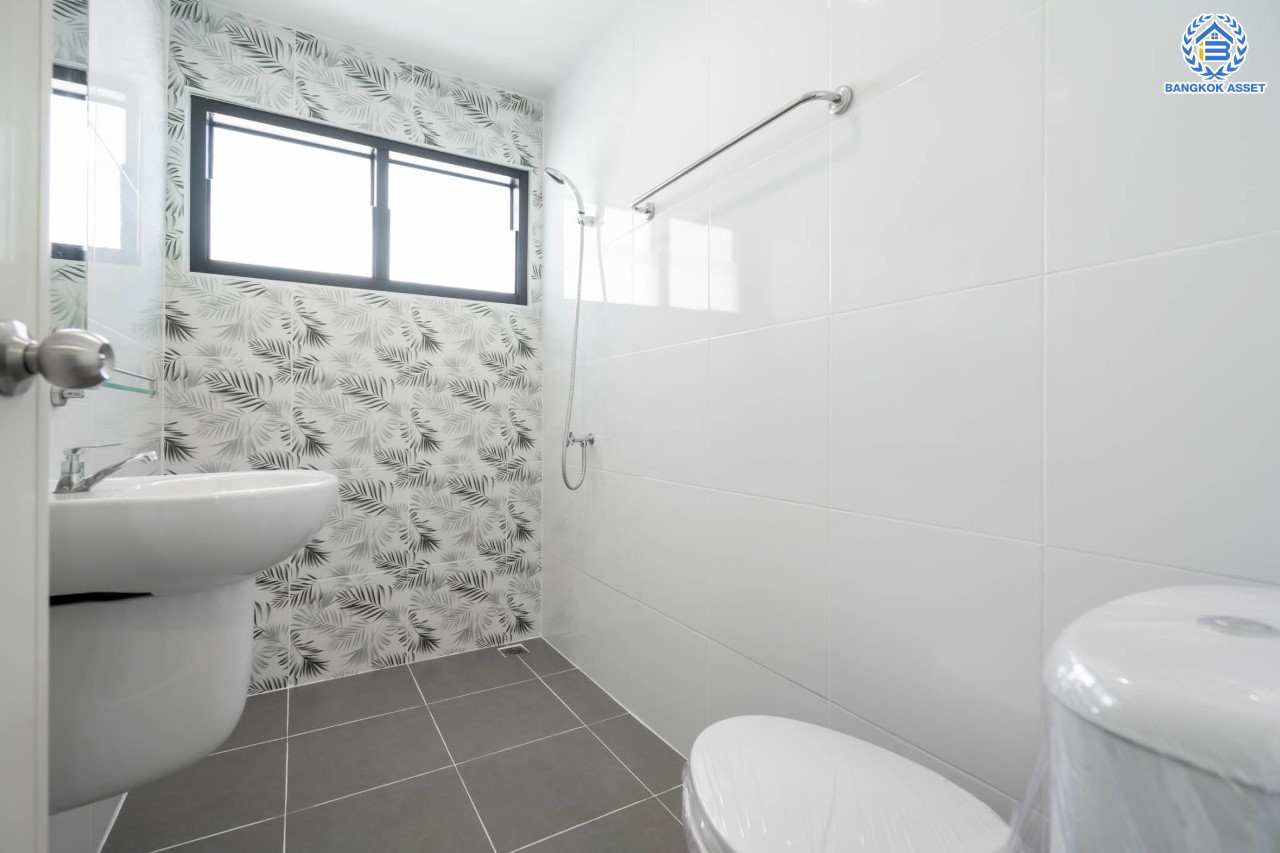 บ้านมือสองตกแต่งใหม่ หน้าโครงการติดรถไฟฟ้า "สถานีไทรม้า"!! หลังมุม ม.ซื่อตรง พระนั่งเกล้า-ท่าอิฐ ทาวน์เฮ้าส์ หลังใหญ่ระดับบ้านแฝด เนื้อที่ 34 ตร.ว. ฟังก์ชัน 3 ห้องนอน 2 ห้องน้ำ 1 ที่จอดรถ ทำเลใกล้ เซ็นทรัลรัตนาธิเบศร์ และทางด่วน "งามวงศ์วาน"